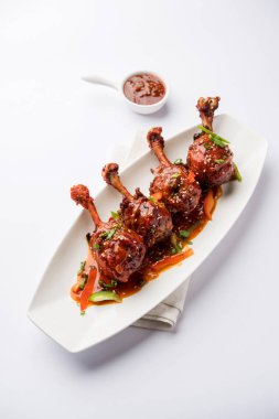 Szechuan tavuk bir popüler Hint-Çin olmayan vejetaryen yemek tarifi. bir tabak biber sosu ile servis. seçici odak