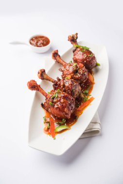 Szechuan tavuk bir popüler Hint-Çin olmayan vejetaryen yemek tarifi. bir tabak biber sosu ile servis. seçici odak