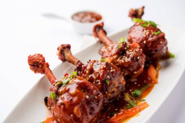 Szechuan tavuk bir popüler Hint-Çin olmayan vejetaryen yemek tarifi. bir tabak biber sosu ile servis. seçici odak