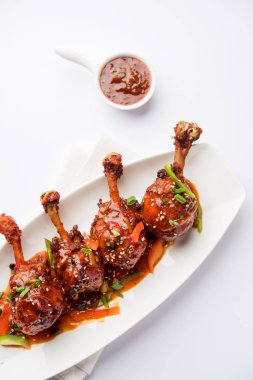 Szechuan tavuk bir popüler Hint-Çin olmayan vejetaryen yemek tarifi. bir tabak biber sosu ile servis. seçici odak