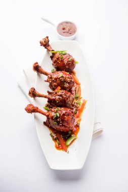 Szechuan tavuk bir popüler Hint-Çin olmayan vejetaryen yemek tarifi. bir tabak biber sosu ile servis. seçici odak