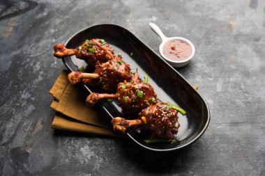 Szechuan tavuk bir popüler Hint-Çin olmayan vejetaryen yemek tarifi. bir tabak biber sosu ile servis. seçici odak