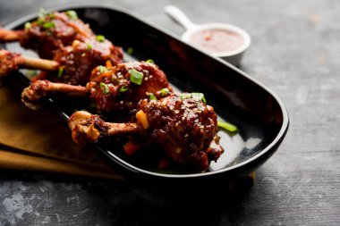 Szechuan tavuk bir popüler Hint-Çin olmayan vejetaryen yemek tarifi. bir tabak biber sosu ile servis. seçici odak