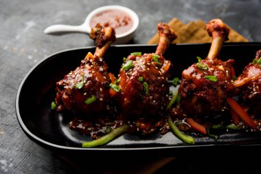 Szechuan tavuk bir popüler Hint-Çin olmayan vejetaryen yemek tarifi. bir tabak biber sosu ile servis. seçici odak