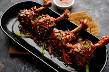 Szechuan tavuk bir popüler Hint-Çin olmayan vejetaryen yemek tarifi. bir tabak biber sosu ile servis. seçici odak