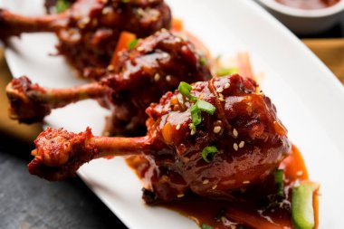 Szechuan tavuk bir popüler Hint-Çin olmayan vejetaryen yemek tarifi. bir tabak biber sosu ile servis. seçici odak
