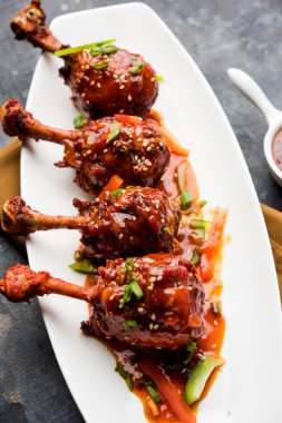 Szechuan tavuk bir popüler Hint-Çin olmayan vejetaryen yemek tarifi. bir tabak biber sosu ile servis. seçici odak