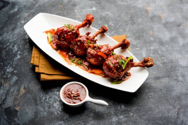 Szechuan tavuk bir popüler Hint-Çin olmayan vejetaryen yemek tarifi. bir tabak biber sosu ile servis. seçici odak