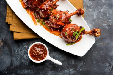 Szechuan tavuk bir popüler Hint-Çin olmayan vejetaryen yemek tarifi. bir tabak biber sosu ile servis. seçici odak