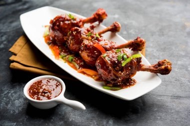 Szechuan tavuk bir popüler Hint-Çin olmayan vejetaryen yemek tarifi. bir tabak biber sosu ile servis. seçici odak