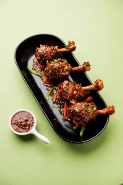 Szechuan tavuk bir popüler Hint-Çin olmayan vejetaryen yemek tarifi. bir tabak biber sosu ile servis. seçici odak