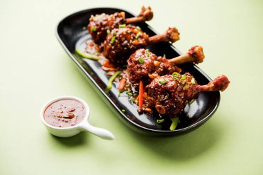 Szechuan tavuk bir popüler Hint-Çin olmayan vejetaryen yemek tarifi. bir tabak biber sosu ile servis. seçici odak