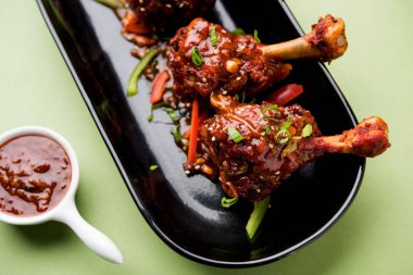 Szechuan tavuk bir popüler Hint-Çin olmayan vejetaryen yemek tarifi. bir tabak biber sosu ile servis. seçici odak