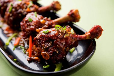 Szechuan tavuk bir popüler Hint-Çin olmayan vejetaryen yemek tarifi. bir tabak biber sosu ile servis. seçici odak