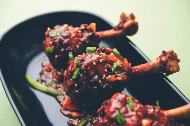 Szechuan tavuk bir popüler Hint-Çin olmayan vejetaryen yemek tarifi. bir tabak biber sosu ile servis. seçici odak