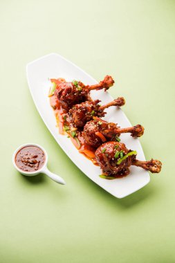 Szechuan tavuk bir popüler Hint-Çin olmayan vejetaryen yemek tarifi. bir tabak biber sosu ile servis. seçici odak