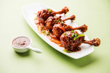 Szechuan tavuk bir popüler Hint-Çin olmayan vejetaryen yemek tarifi. bir tabak biber sosu ile servis. seçici odak