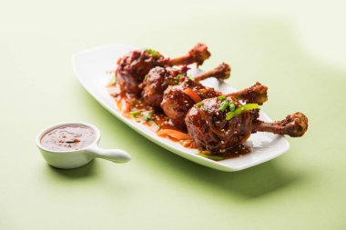 Szechuan tavuk bir popüler Hint-Çin olmayan vejetaryen yemek tarifi. bir tabak biber sosu ile servis. seçici odak