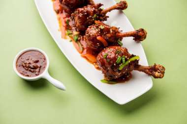 Szechuan tavuk bir popüler Hint-Çin olmayan vejetaryen yemek tarifi. bir tabak biber sosu ile servis. seçici odak