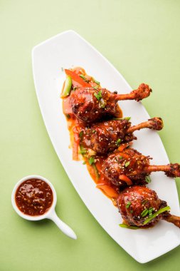 Szechuan tavuk bir popüler Hint-Çin olmayan vejetaryen yemek tarifi. bir tabak biber sosu ile servis. seçici odak