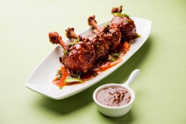 Szechuan tavuk bir popüler Hint-Çin olmayan vejetaryen yemek tarifi. bir tabak biber sosu ile servis. seçici odak