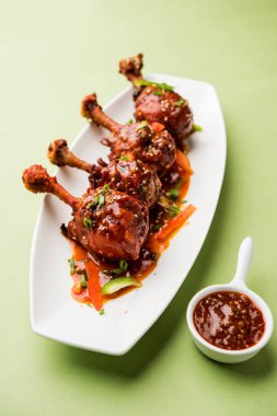 Szechuan tavuk bir popüler Hint-Çin olmayan vejetaryen yemek tarifi. bir tabak biber sosu ile servis. seçici odak