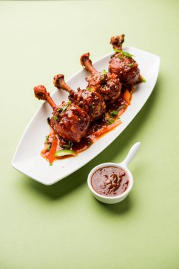 Szechuan tavuk bir popüler Hint-Çin olmayan vejetaryen yemek tarifi. bir tabak biber sosu ile servis. seçici odak