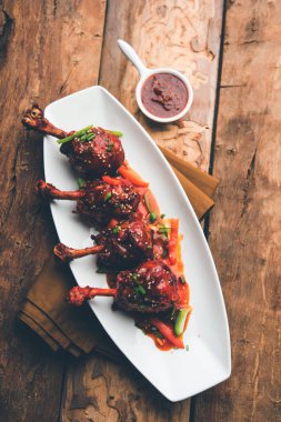 Szechuan tavuk bir popüler Hint-Çin olmayan vejetaryen yemek tarifi. bir tabak biber sosu ile servis. seçici odak