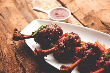 Szechuan tavuk bir popüler Hint-Çin olmayan vejetaryen yemek tarifi. bir tabak biber sosu ile servis. seçici odak