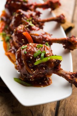 Szechuan tavuk bir popüler Hint-Çin olmayan vejetaryen yemek tarifi. bir tabak biber sosu ile servis. seçici odak