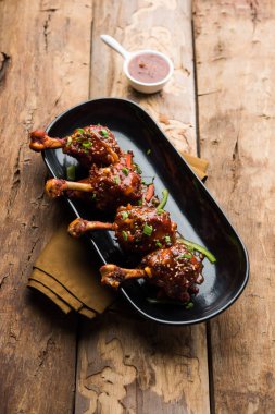 Szechuan tavuk bir popüler Hint-Çin olmayan vejetaryen yemek tarifi. bir tabak biber sosu ile servis. seçici odak