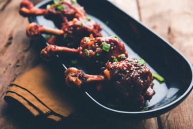 Szechuan tavuk bir popüler Hint-Çin olmayan vejetaryen yemek tarifi. bir tabak biber sosu ile servis. seçici odak