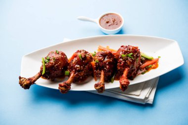 Szechuan tavuk bir popüler Hint-Çin olmayan vejetaryen yemek tarifi. bir tabak biber sosu ile servis. seçici odak