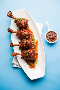 Szechuan tavuk bir popüler Hint-Çin olmayan vejetaryen yemek tarifi. bir tabak biber sosu ile servis. seçici odak