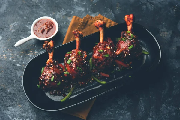 Szechuan tavuk bir popüler Hint-Çin olmayan vejetaryen yemek tarifi. bir tabak biber sosu ile servis. seçici odak