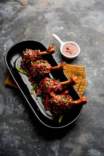 Szechuan tavuk bir popüler Hint-Çin olmayan vejetaryen yemek tarifi. bir tabak biber sosu ile servis. seçici odak