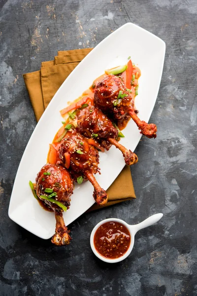 Szechuan tavuk bir popüler Hint-Çin olmayan vejetaryen yemek tarifi. bir tabak biber sosu ile servis. seçici odak