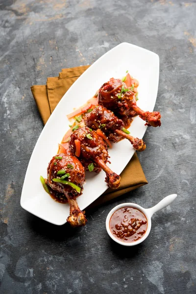 Szechuan tavuk bir popüler Hint-Çin olmayan vejetaryen yemek tarifi. bir tabak biber sosu ile servis. seçici odak