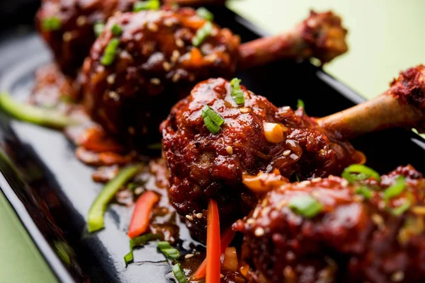 Szechuan tavuk bir popüler Hint-Çin olmayan vejetaryen yemek tarifi. bir tabak biber sosu ile servis. seçici odak