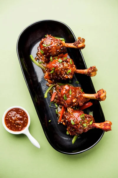 Szechuan tavuk bir popüler Hint-Çin olmayan vejetaryen yemek tarifi. bir tabak biber sosu ile servis. seçici odak