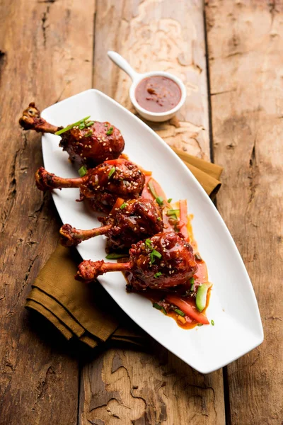 Szechuan tavuk bir popüler Hint-Çin olmayan vejetaryen yemek tarifi. bir tabak biber sosu ile servis. seçici odak