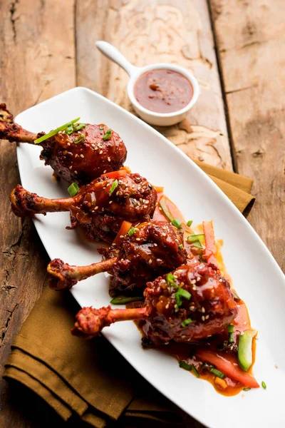 Szechuan tavuk bir popüler Hint-Çin olmayan vejetaryen yemek tarifi. bir tabak biber sosu ile servis. seçici odak