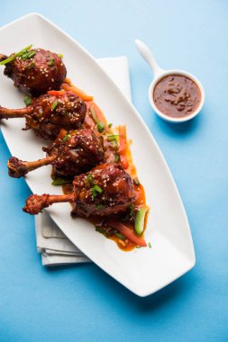 Szechuan tavuk bir popüler Hint-Çin olmayan vejetaryen yemek tarifi. bir tabak biber sosu ile servis. seçici odak