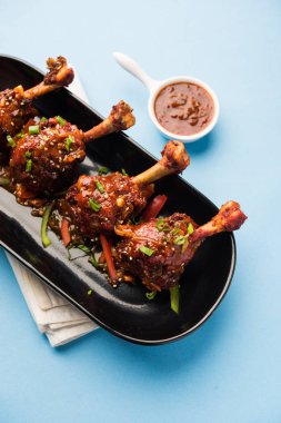 Szechuan tavuk bir popüler Hint-Çin olmayan vejetaryen yemek tarifi. bir tabak biber sosu ile servis. seçici odak