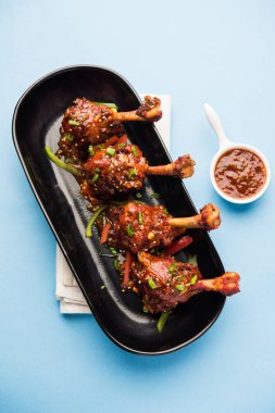 Szechuan tavuk bir popüler Hint-Çin olmayan vejetaryen yemek tarifi. bir tabak biber sosu ile servis. seçici odak