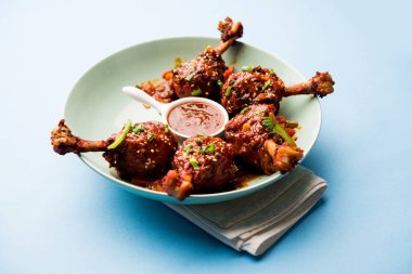 Szechuan tavuk bir popüler Hint-Çin olmayan vejetaryen yemek tarifi. bir tabak biber sosu ile servis. seçici odak