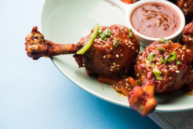 Szechuan tavuk bir popüler Hint-Çin olmayan vejetaryen yemek tarifi. bir tabak biber sosu ile servis. seçici odak