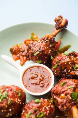 Szechuan tavuk bir popüler Hint-Çin olmayan vejetaryen yemek tarifi. bir tabak biber sosu ile servis. seçici odak