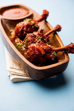 Szechuan tavuk bir popüler Hint-Çin olmayan vejetaryen yemek tarifi. bir tabak biber sosu ile servis. seçici odak