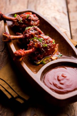 Szechuan tavuk bir popüler Hint-Çin olmayan vejetaryen yemek tarifi. bir tabak biber sosu ile servis. seçici odak